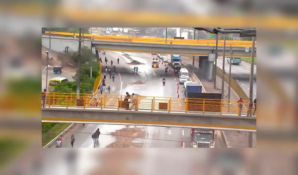 Vía de Evitamiento: Gran congestión vehicular por derrame de aceite 