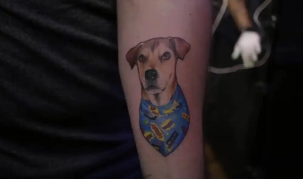 Desliza las imágenes para apreciar el increíble tatuaje que un joven se hizo en el brazo en honor a su perro. Foto: captura de YouTube Desliza las imágenes para apreciar el increíble tatuaje que un joven se hizo en el brazo en honor a su perro. Foto: captura de YouTube