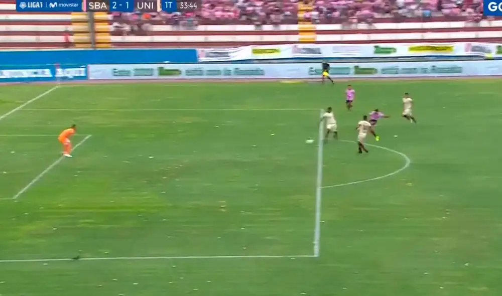 'Cachito' Ramírez dejó en ridículo a Guarderas y dio pase a Huguenet. Foto: Captura