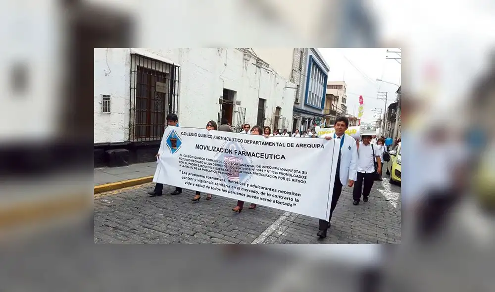 Químicos farmacéuticos protestan contra nuevas normas del Minsa 