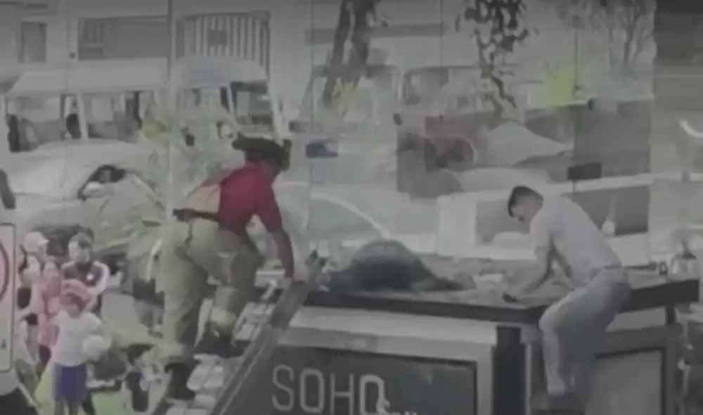 Personal de los Bomberos atendieron la emergencia y trasladaron a la afectada hacia el hospital de emergencias Casimiro Ulloa. Video: América TV Personal de los Bomberos atendieron la emergencia y trasladaron a la afectada hacia el hospital de emergencias Casimiro Ulloa. Video: América TV