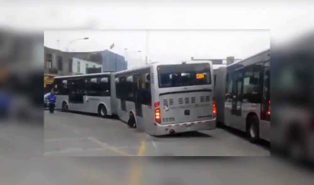 Aparentemente, el bus perdió una llanta. Foto: Captura Aparentemente, el bus perdió una llanta. Foto: Captura