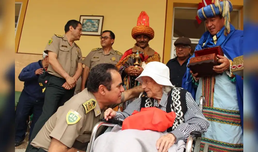 Breña: Policía realiza chocolatada y show navideño en casa del adulto mayor