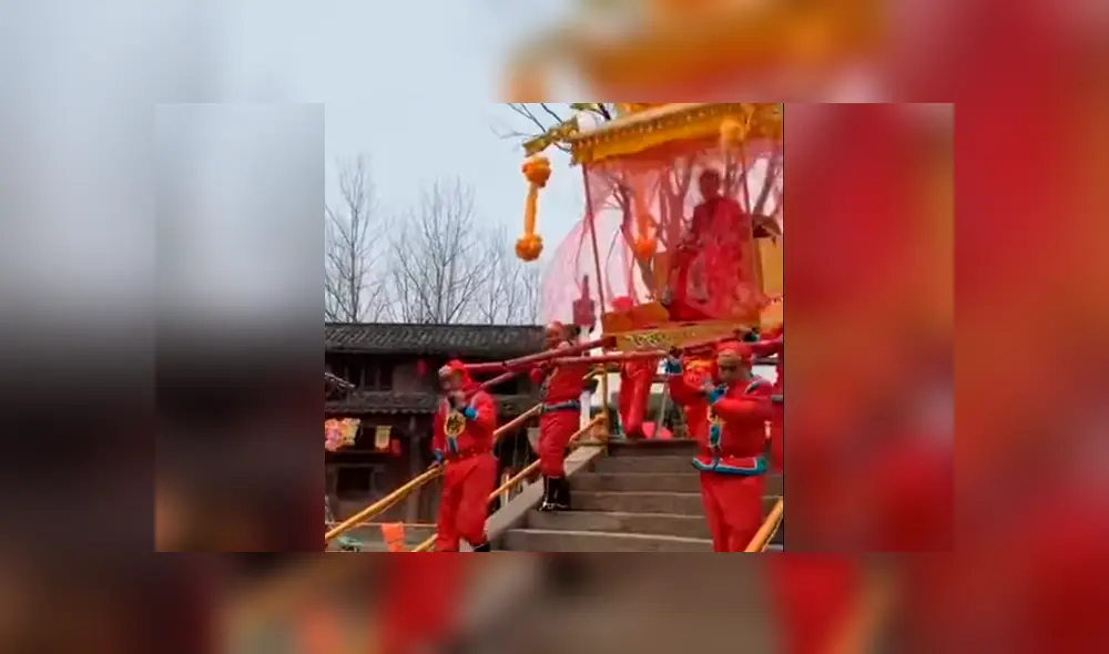 Facebook viral: Súbditos protagonizan doloroso 'blooper' al pasear a su soberana por las calles [VIDEO]