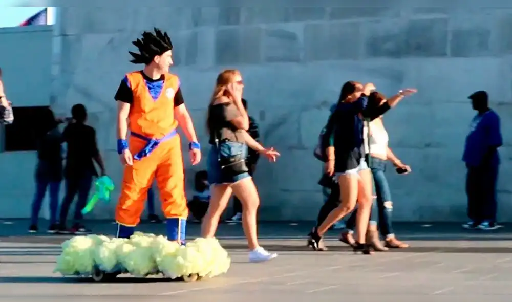 YouTube: Fanáticos sorprendidos por ver a "Gokú" en su nube voladora en Estados Unidos [VIDEO]