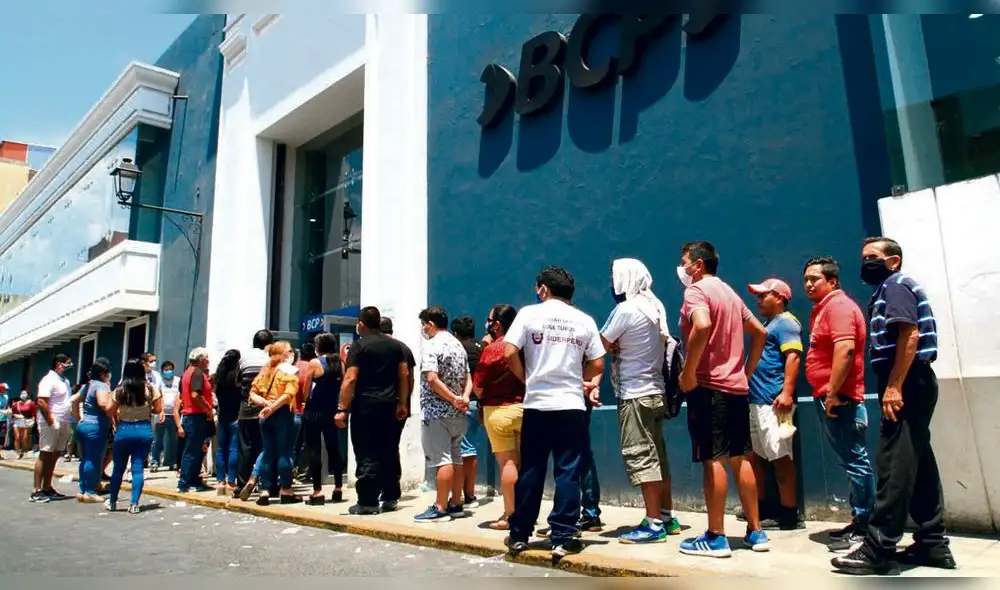 largas colas. Es el panorama habitual de las últimas semanas, cientos de ciudadanos en los bancos para renegociar créditos. largas colas. Es el panorama habitual de las últimas semanas, cientos de ciudadanos en los bancos para renegociar créditos.