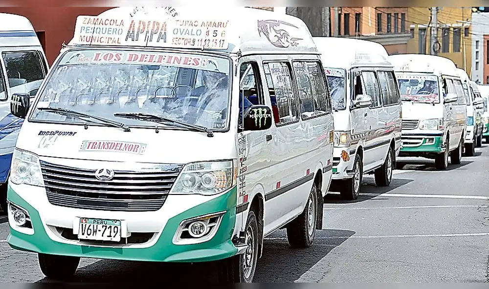 MARCHA RODANTE DE COMBIS DE SERVICIO URBANO CONTRA EL SIT. LOS TRANSPORTISTAS SE DESPLAZARON POR LA AVENIDA EJERCITO SAN LAZARO HASTA EL MUNICIPIO PROVINVIAL DE AREQUIPA UBICADO EN EL FILTRO MARCHA RODANTE DE COMBIS DE SERVICIO URBANO CONTRA EL SIT. LOS TRANSPORTISTAS SE DESPLAZARON POR LA AVENIDA EJERCITO SAN LAZARO HASTA EL MUNICIPIO PROVINVIAL DE AREQUIPA UBICADO EN EL FILTRO