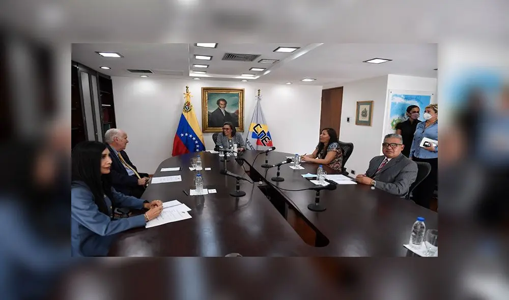 La nueva presidenta del CNE, Indira Alfonzo (c), junto a los rectores electorales Gladys Gutiérrez (i), Rafael Jiménez (2-i), José Luis Gutiérrez (d) y Tania D'Amelio (2-d), durante la sesión de instalación de las nuevas autoridades del poder electoral, el en Venezuela. Foto: AFP