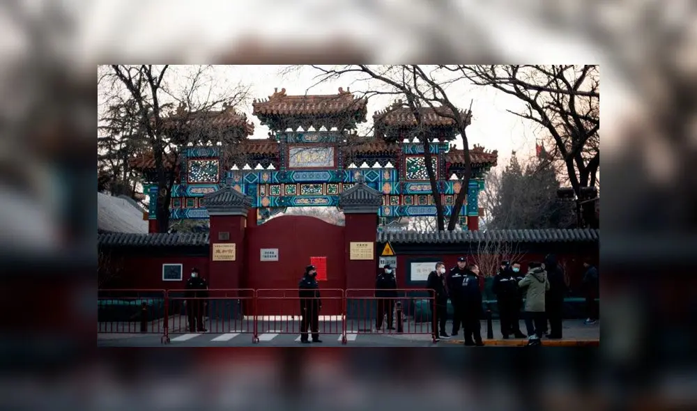 Policías custodian el templo Lama de Pekín, cerrado por brote de coronavirus. Foto: AFP Policías custodian el templo Lama de Pekín, cerrado por brote de coronavirus. Foto: AFP