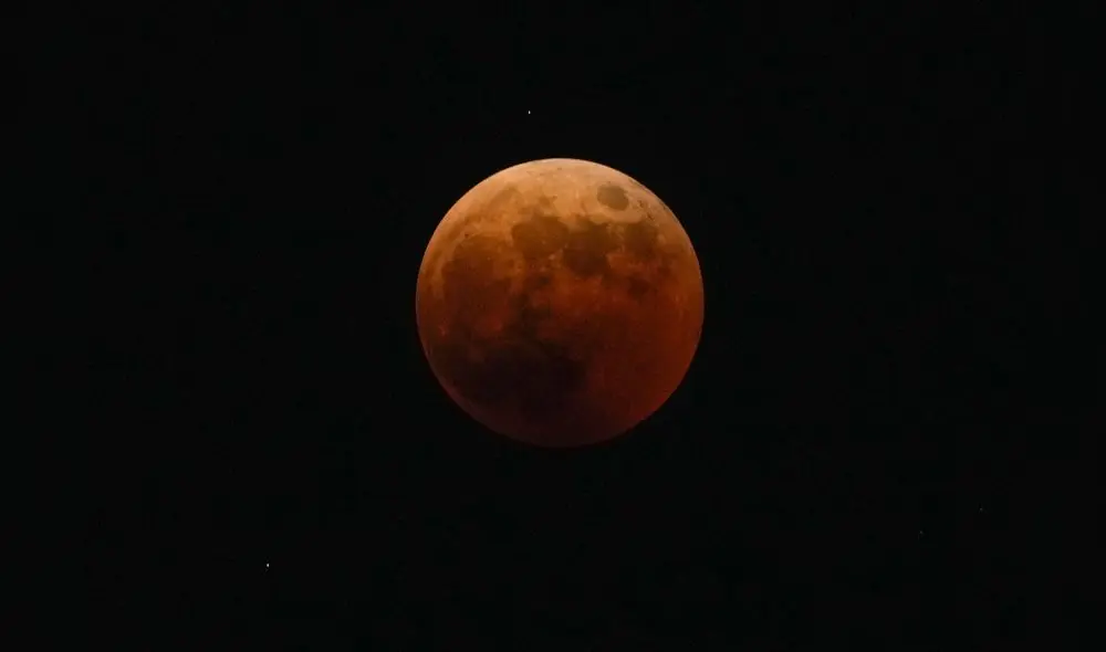 Fotografía del eclipse lunar total o luna de sangre del 8 de noviembre tomada desde Seúl, en Corea del Sur. Foto: EFE / Kimimasa Mayama Fotografía del eclipse lunar total o luna de sangre del 8 de noviembre tomada desde Seúl, en Corea del Sur. Foto: EFE / Kimimasa Mayama