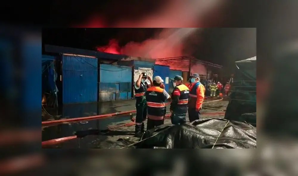 El siniestro empezó al promediar las 2:00 horas producto de un corto circuito en uno de los negocios. El siniestro empezó al promediar las 2:00 horas producto de un corto circuito en uno de los negocios.