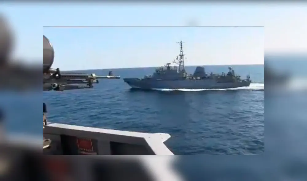 El buque de la Armada rusa se acercó al destructor de EE. UU. Captura de video: US. 5th Fleet. El buque de la Armada rusa se acercó al destructor de EE. UU. Captura de video: US. 5th Fleet.