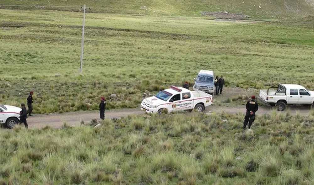 Policía alcanzó a delincuentes, pero estos huyeron luego de disparar contra los agentes del orden sin importarles los civiles. Policía alcanzó a delincuentes, pero estos huyeron luego de disparar contra los agentes del orden sin importarles los civiles.