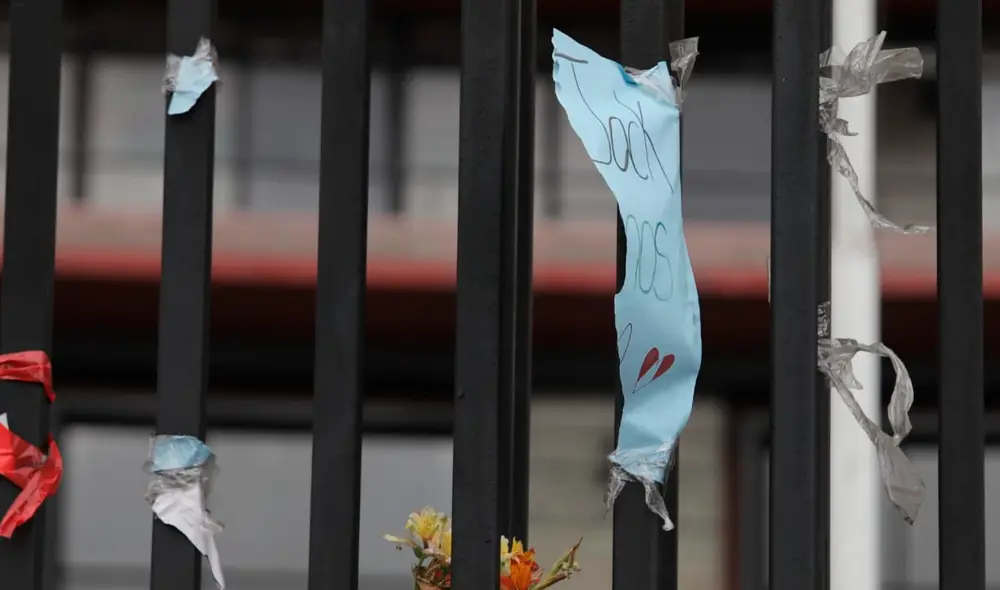 Destruyen altar de Inti y a Bryan, fallecidos por las protestas del 14 de noviembre. Foto: Jorge Cerdán. Destruyen altar de Inti y a Bryan, fallecidos por las protestas del 14 de noviembre. Foto: Jorge Cerdán.