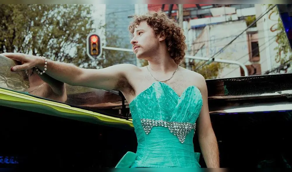 El popular youtuber sorprende con un elegante vestido para celebrar ocasión especial.