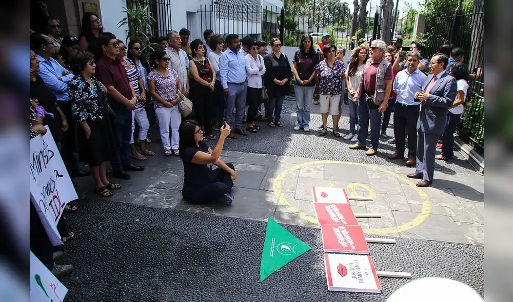 Plantón en solidaridad a IDL por arremetida fujimorista [FOTOS]