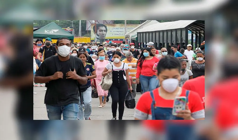 Venezolanos con tapabocas ingresaron este jueves a Colombia desde el paso fronterizo del puente Simón Bolivar. Foto: EFE