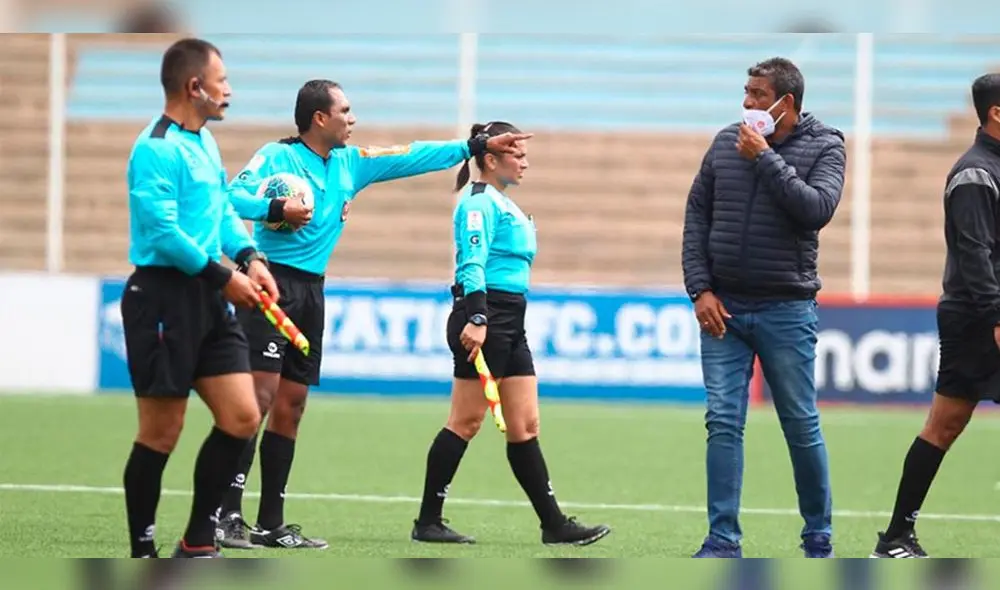 Pepe Soto habló con los árbitros tras el encuentro ante Sport Chavelines. Foto: FPF