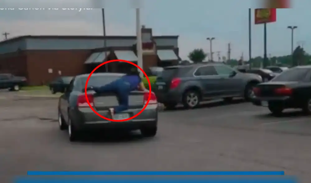 Facebook: se negó a pagar el servicio y huyó con empleada sobre su auto [VIDEO]