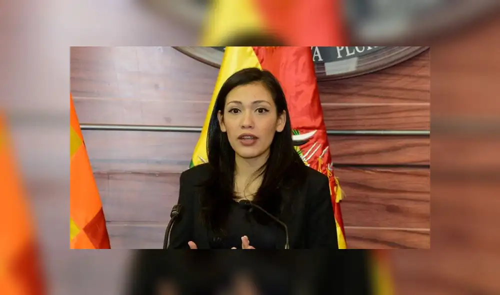 Renuncia Adriana Salvatierra