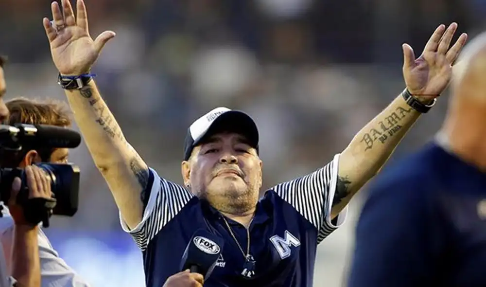 Diego Maradona y la postal de un recibimiento en La Plata como DT de Gimnasia. Foto: EFE Diego Maradona y la postal de un recibimiento en La Plata como DT de Gimnasia. Foto: EFE