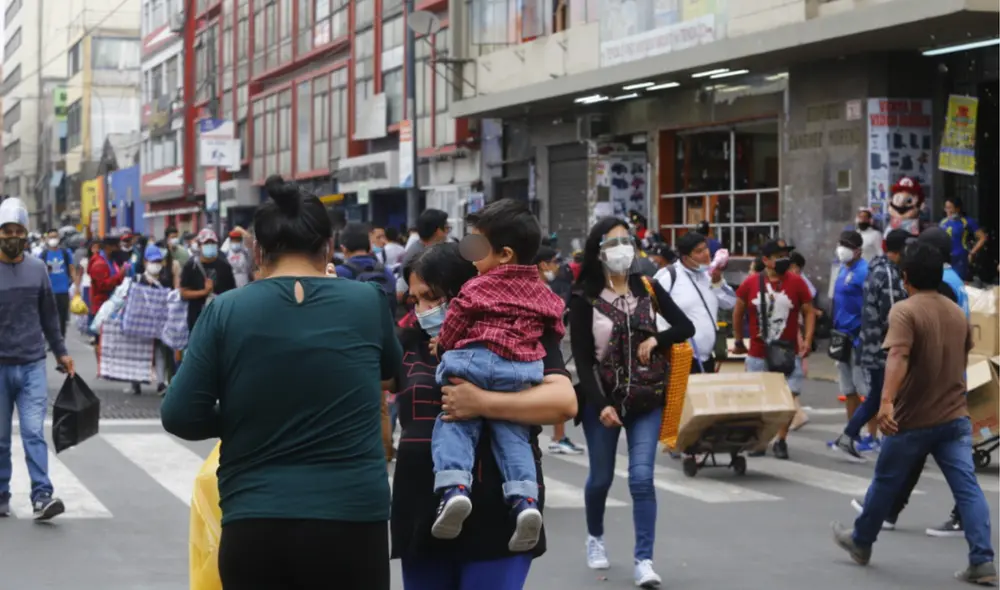Varias personas indicaron que recién fueron hoy a realizar sus adquisiciones porque en los días previos estaban ocupados. Foto: Félix Contreras / La República