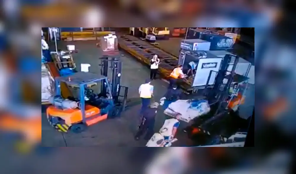Hombres se disfrazaron de policías y lograron robar cerca de una tonelada de oro y metales preciosos en el mayor aeropuerto de Brasil. Foto: Captura Hombres se disfrazaron de policías y lograron robar cerca de una tonelada de oro y metales preciosos en el mayor aeropuerto de Brasil. Foto: Captura