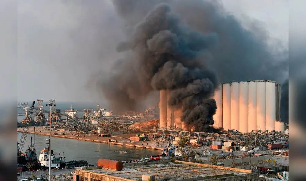 Nbeirut (Lebanon), 04/08/2020.- A general view of the harbor area with smoke billowing from an area of a large explosion, with damage and debris after a large explosion rocked the harbor area of Beirut, Lebanon, 04 August 2020. According to reports, several people have been injured and large area badly damaged while the cause of the explosion is not yet known. (Líbano) EFE/EPA/WAEL HAMZEH
Nbeirut (Lebanon), 04/08/2020.- A general view of the harbor area with smoke billowing from an area of a large explosion, with damage and debris after a large explosion rocked the harbor area of Beirut, Lebanon, 04 August 2020. According to reports, several people have been injured and large area badly damaged while the cause of the explosion is not yet known. (Líbano) EFE/EPA/WAEL HAMZEH