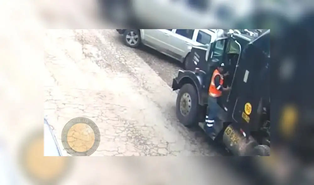 Cámaras graban cuando mujer salva de morir arrollada por tráiler [VIDEO]