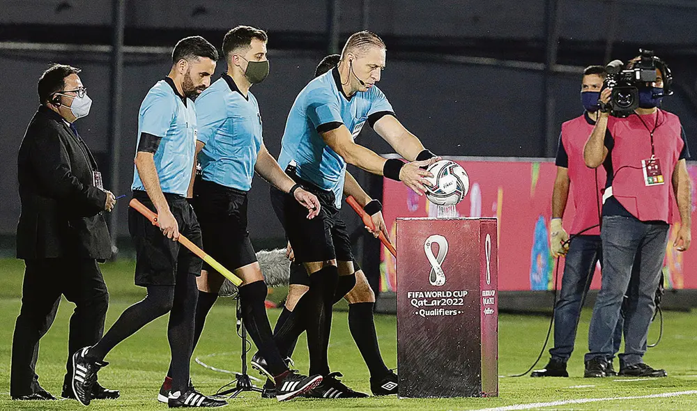 La ley. El argentino Néstor Pitana fue el encargado de impartir justicia en el primer cotejo de las Eliminatorias. La ley. El argentino Néstor Pitana fue el encargado de impartir justicia en el primer cotejo de las Eliminatorias.