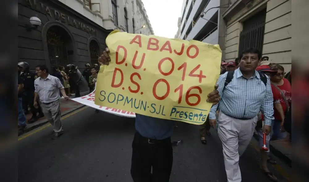 Estatales marcha contra decreto que aprobó negociación colectiva en el sector público Foto: Javier Quispe Estatales marcha contra decreto que aprobó negociación colectiva en el sector público Foto: Javier Quispe