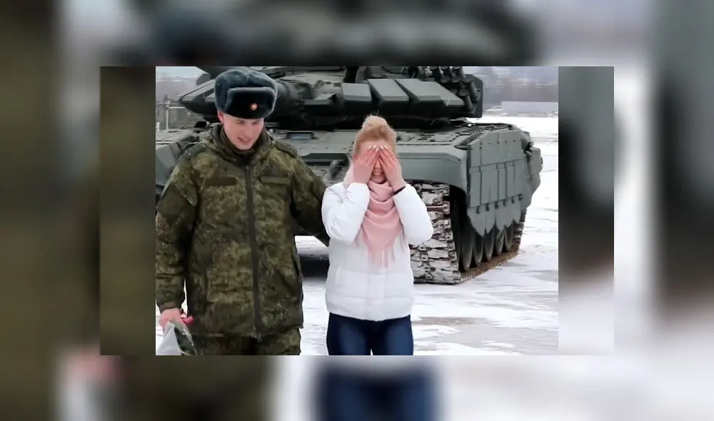 Militar ruso le pide matrimonio a su novia con un corazón hecho de tanques [VIDEO]
