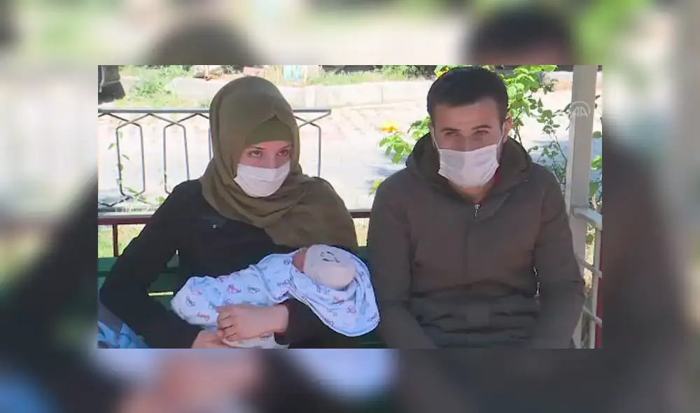 El pequeño Aziz fue contagiado con COVID-1- por su madre a los cinco días de nacido. El pequeño Aziz fue contagiado con COVID-1- por su madre a los cinco días de nacido.