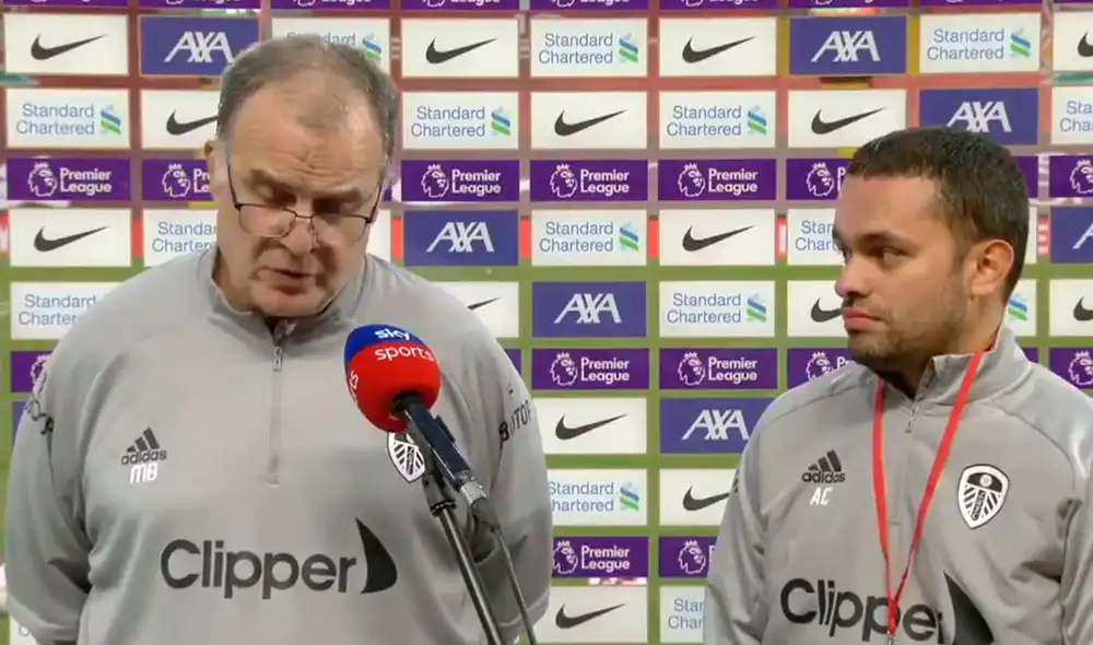 Marcelo Bielsa perdió ante Liverpool en su debut en la Premier League y le llamó la atención a su traductor. Foto: Prensa Leeds United Marcelo Bielsa perdió ante Liverpool en su debut en la Premier League y le llamó la atención a su traductor. Foto: Prensa Leeds United