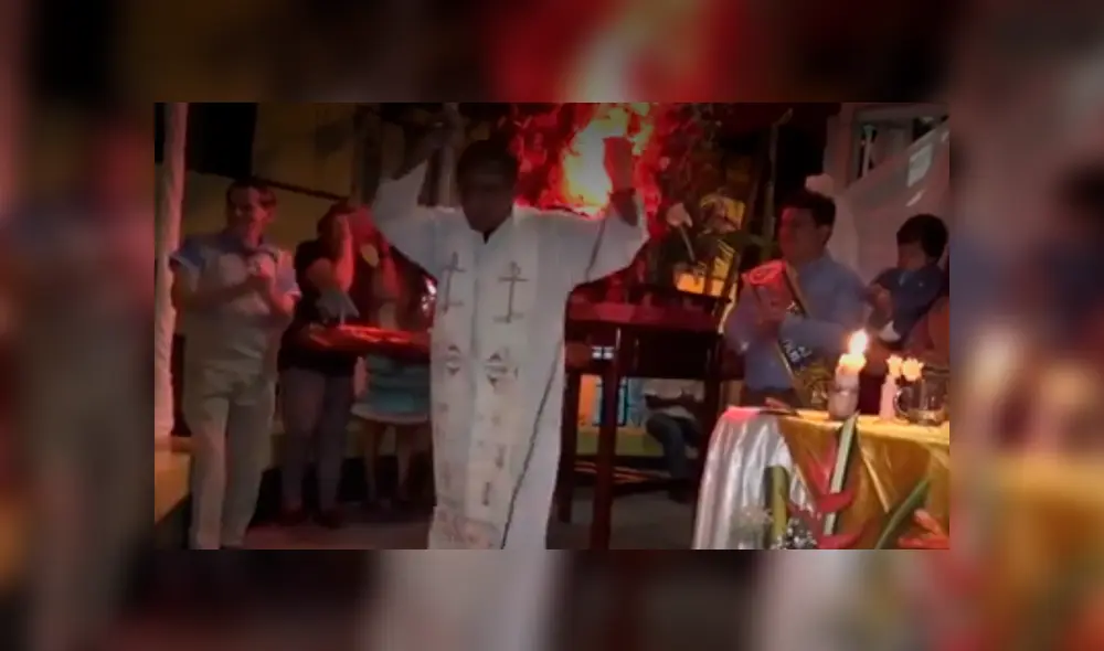 En Facebook, un sacerdote sorprendió a los pobladores de la selva peruana con su singular predicación. En Facebook, un sacerdote sorprendió a los pobladores de la selva peruana con su singular predicación.