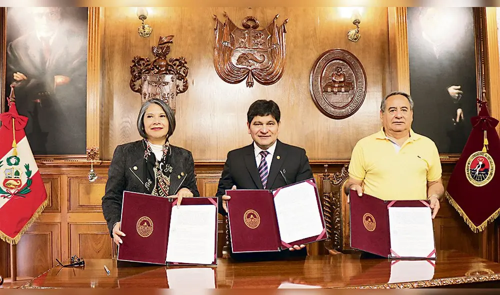 firma. Sánchez y la representante de UNAM, Patricia Carrillo.