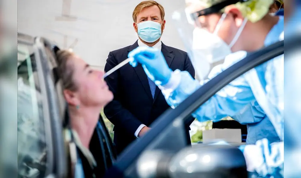 A market trader shows different currency notes in Caracas on March 10, 2019, during the third day of a massive power outage which has left Venezuelans without communications, electricity and water. - The unprecedented power outage already left 15 patients dead and threatens to extend indefinitely, increasing distress for the severe political and economic crisis hitting the oil-rich South American nation. (Photo by Cristian Hernandez / AFP) A market trader shows different currency notes in Caracas on March 10, 2019, during the third day of a massive power outage which has left Venezuelans without communications, electricity and water. - The unprecedented power outage already left 15 patients dead and threatens to extend indefinitely, increasing distress for the severe political and economic crisis hitting the oil-rich South American nation. (Photo by Cristian Hernandez / AFP)