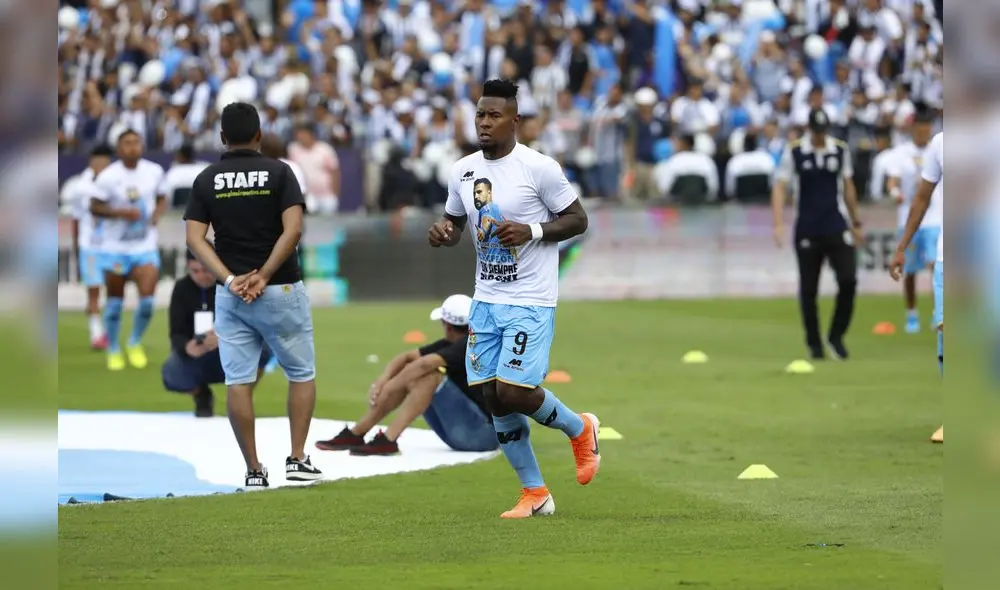 Homenaje. Los polos con el rostro de Vergara.