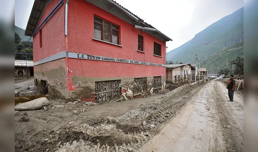 De pie. El colegio de Bertha Alanya fue golpeado por huaicos. De pie. El colegio de Bertha Alanya fue golpeado por huaicos.