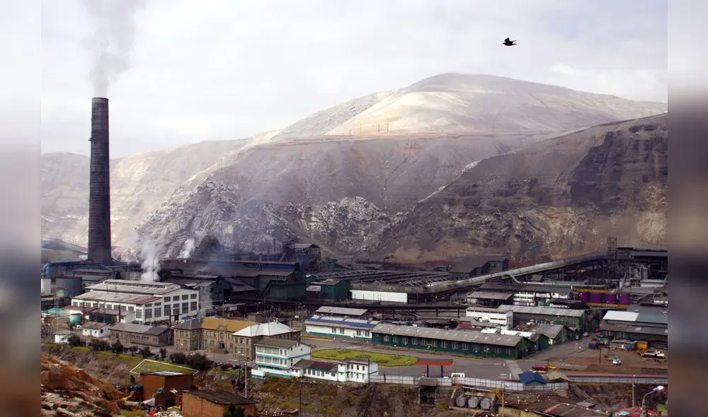 TO GO WITH AFP STORY - (FILE) PIcture taken on May 31, 2007 showing the Doe Run Mining complex in the Andean community of La Oroya. Doe Run failed to meet the Peruvian authorities� deadline to resume operations with the required environmental safeguards on July 27, 2010. Doe Run controls the La Oroya metallurgical complex since 1997 when it was privatized, but closed its operations in June last year, saying it was affected by the global financial crisis, the falling prices of metals and the suspension of credit from a group of foreign banks. Over 3,000 workers will have to be relocated following the closing. AFP PHOTO/FILES/EITAN ABRAMOVICH (Photo by EITAN ABRAMOVICH / FILES / AFP) TO GO WITH AFP STORY - (FILE) PIcture taken on May 31, 2007 showing the Doe Run Mining complex in the Andean community of La Oroya. Doe Run failed to meet the Peruvian authorities� deadline to resume operations with the required environmental safeguards on July 27, 2010. Doe Run controls the La Oroya metallurgical complex since 1997 when it was privatized, but closed its operations in June last year, saying it was affected by the global financial crisis, the falling prices of metals and the suspension of credit from a group of foreign banks. Over 3,000 workers will have to be relocated following the closing. AFP PHOTO/FILES/EITAN ABRAMOVICH (Photo by EITAN ABRAMOVICH / FILES / AFP)