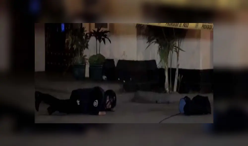 Personal de UDEX constató que maletín se encontraba vacío. (Foto: Captura de video / ATV Noticias) Personal de UDEX constató que maletín se encontraba vacío. (Foto: Captura de video / ATV Noticias)