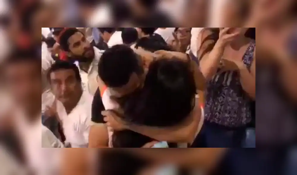 Facebook viral: hincha de Universitario le pide matrimonio a su novia durante la 'Noche Crema' [VIDEO]