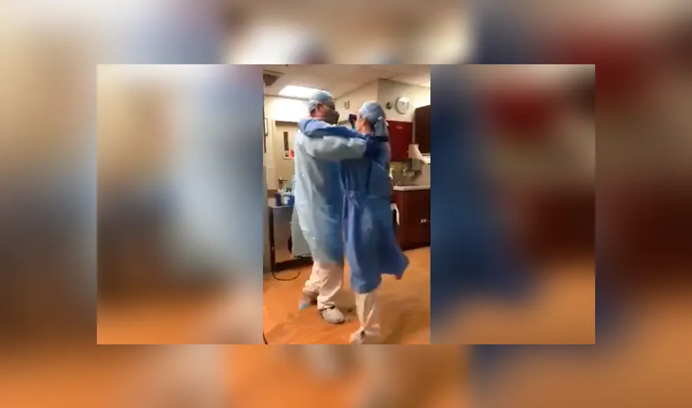 Desliza las imágenes hacia la izquierda para apreciar la conmovedora escena de los médicos al ritmo de salsa.