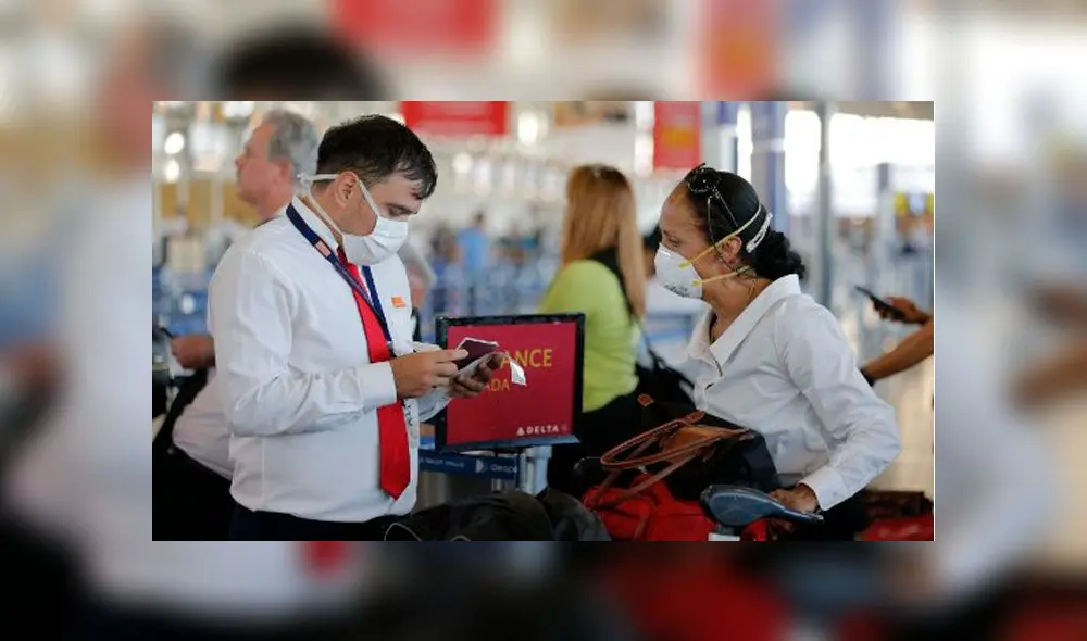 Un miembro del personal del Aeropuerto Internacional Arturo Merino Benítez, en Santiago, usa una máscara protectora como medida preventiva contra la propagación del coronavirus. Foto: AFP.
