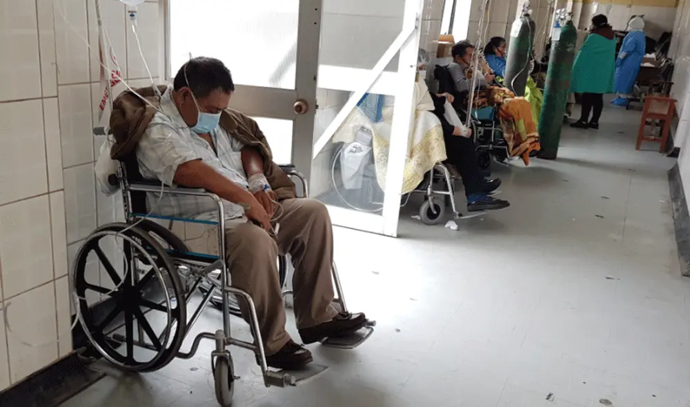 TRAMO FINAL. Pasadizo del consultorio de Traumatología con policías enfermos y sus respectivos balones de gas a la espera de conseguir una cama adecuada para recibir tratamiento en el hospital. TRAMO FINAL. Pasadizo del consultorio de Traumatología con policías enfermos y sus respectivos balones de gas a la espera de conseguir una cama adecuada para recibir tratamiento en el hospital.