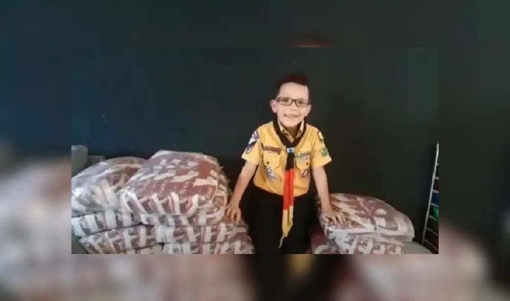 Desliza hacia la izquierda para ver más imágenes del noble acto de este niño que se hizo viral en YouTube.