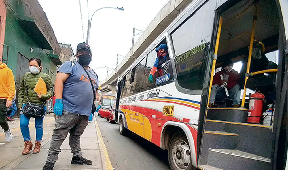 Sin alternativa. Jerson Alexander limpia carros en la estación Grau, tomando precauciones. Foto: URPI