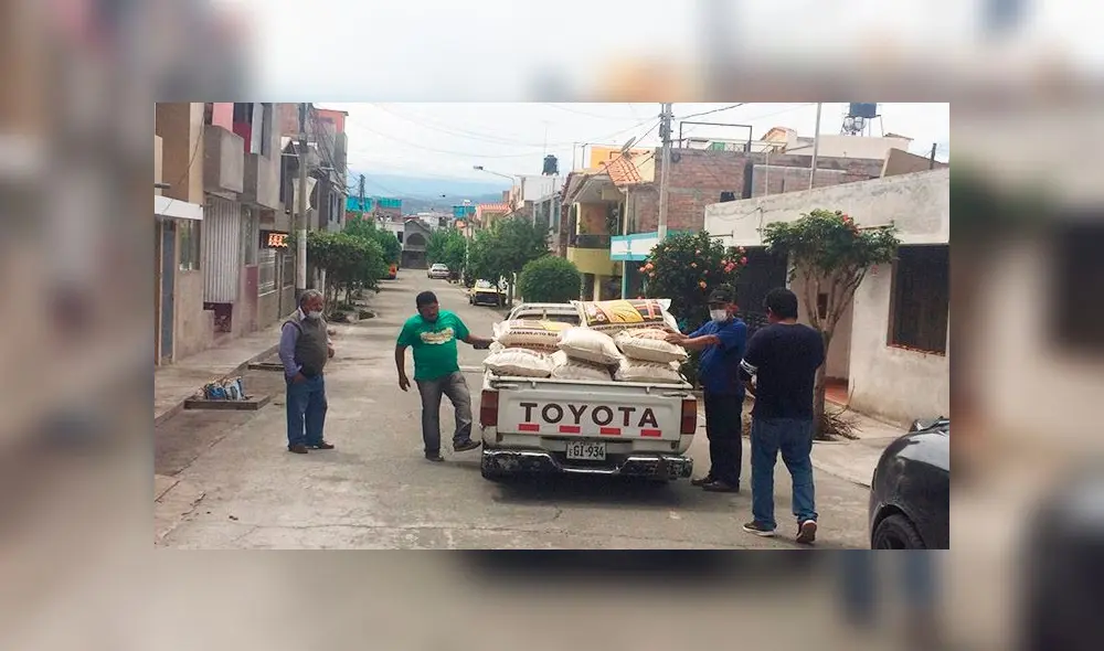 Con ayuda de un vehículo los agricultores transportan sacos de arroz y las venden a los vecinos. Con ayuda de un vehículo los agricultores transportan sacos de arroz y las venden a los vecinos.