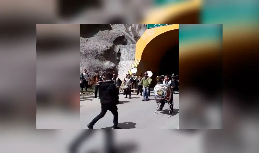Facebook viral: Orquesta peruana detiene tránsito para tocar huayno y turistas ‘zapatean’ [VIDEO]