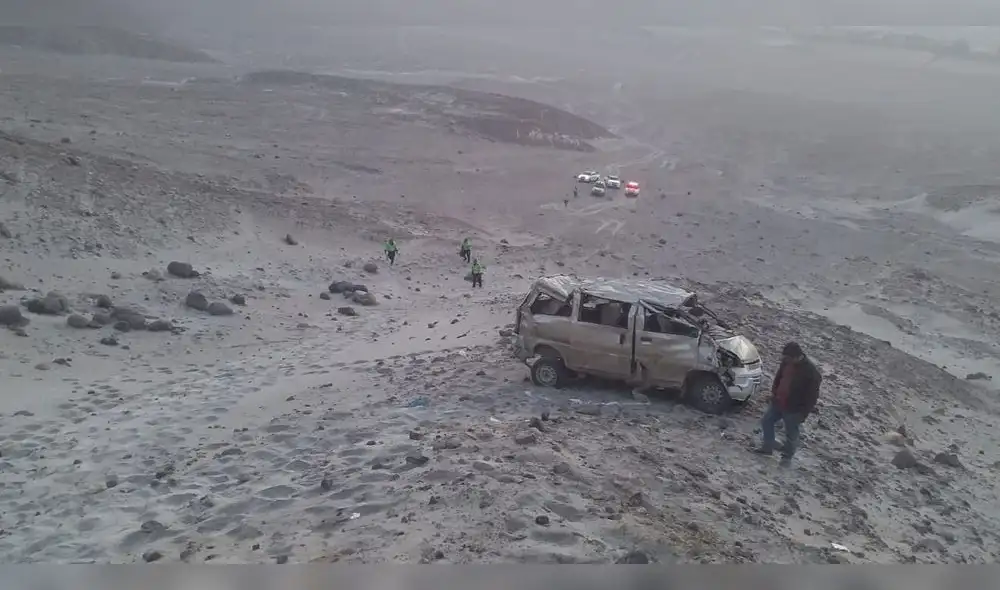 Familia salva de morir tras caer en combi a abismo de 150 metros en Arequipa